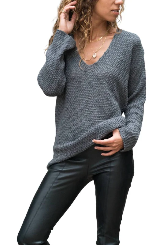 Knee - Length Women's Wool Blend Sweater Dresses in Neutral ColorsV-Neck Brass Knitted Pocket Sweater In Anthracite Knee - Length Women's Wool Blend Sweater Dresses in Neutral ColorsV-Neck Brass Knitted Pocket Sweater In Anthracite