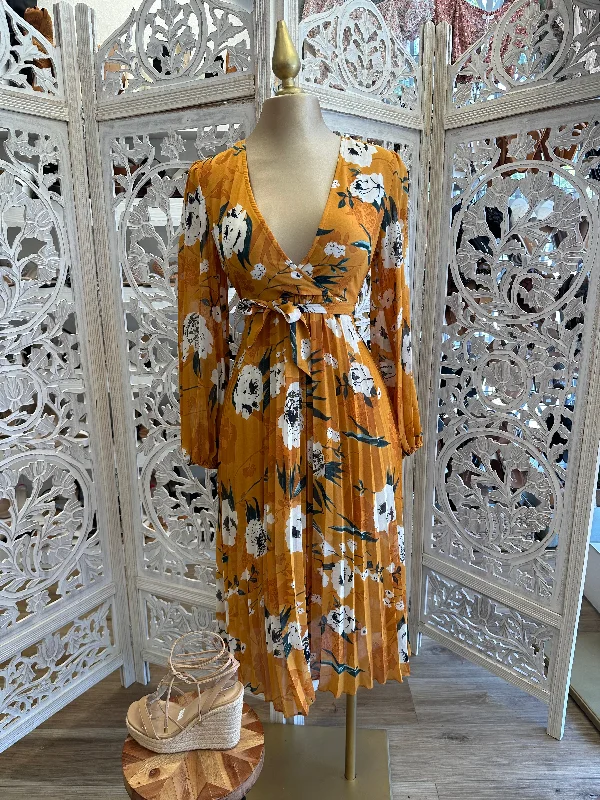 Empire Waist Women Dress to Accentuate the Bust and Conceal the WaistOrange Pleated Floral Dress Empire Waist Women Dress to Accentuate the Bust and Conceal the WaistOrange Pleated Floral Dress