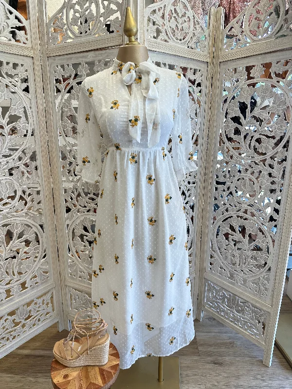 Wrap - Style Women Dress with Adjustable Fit for All Body TypesWhite Collar Embroidered Maxi Dress Wrap - Style Women Dress with Adjustable Fit for All Body TypesWhite Collar Embroidered Maxi Dress
