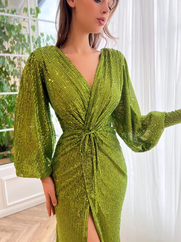 Midi dresses with ruffled sleeves for a more feminine and voluminous lookGardens of Burgundy Gown Midi dresses with ruffled sleeves for a more feminine and voluminous lookGardens of Burgundy Gown